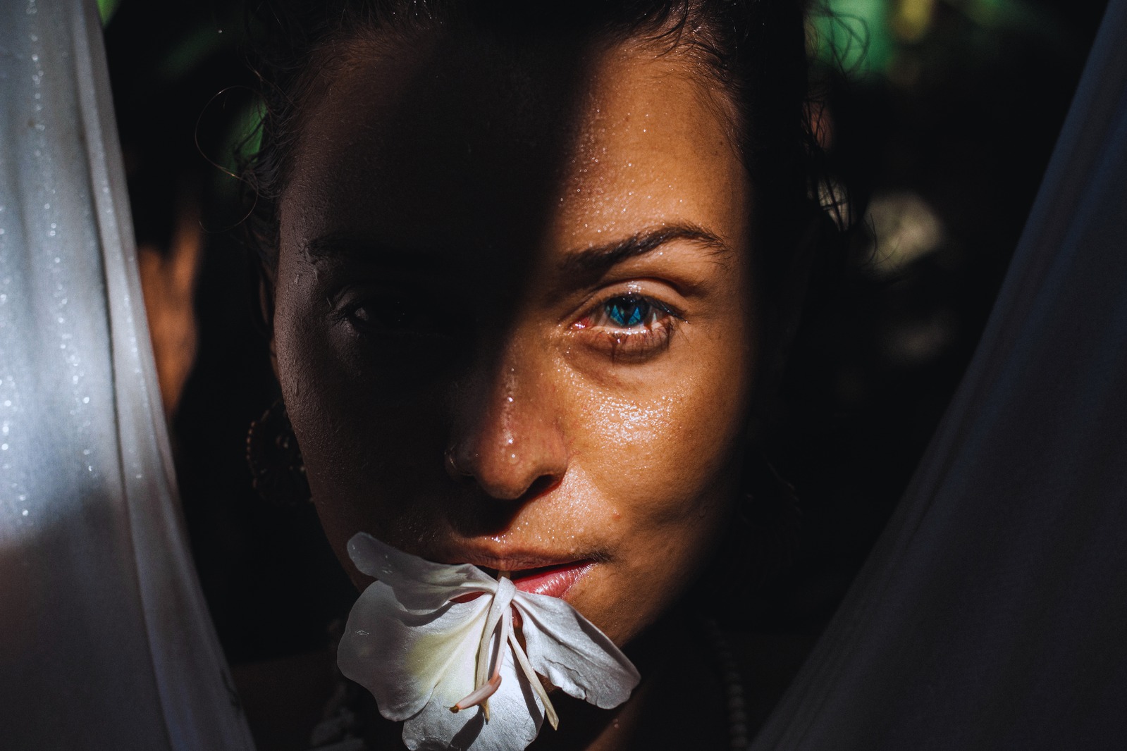Retrato de Victoria Prado com uma flor junto ao rosto