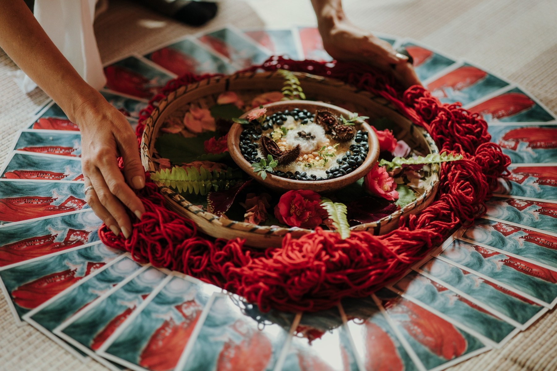 Mãos, fios vermelhos, flores e símbolos no ritual do encontro